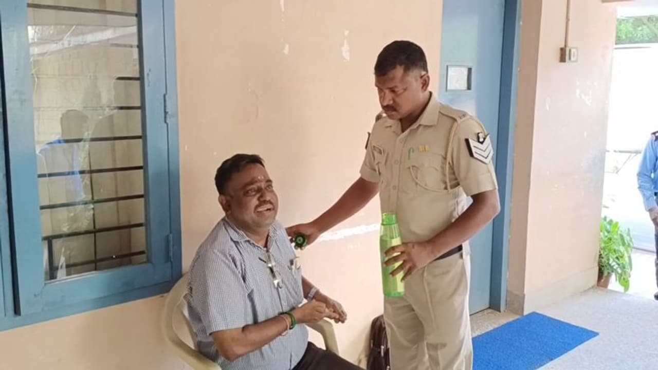 மத்திய பல்கலைக்கழக முதல்வரை கண்டித்து தர்ணா; பேராசிரியரை குண்டுக்கட்டாக தூக்கிய காவல்துறை மத்திய பல்கலைக்கழக முதல்வரை கண்டித்து தர்ணா; பேராசிரியரை குண்டுக்கட்டாக தூக்கிய காவல்துறை