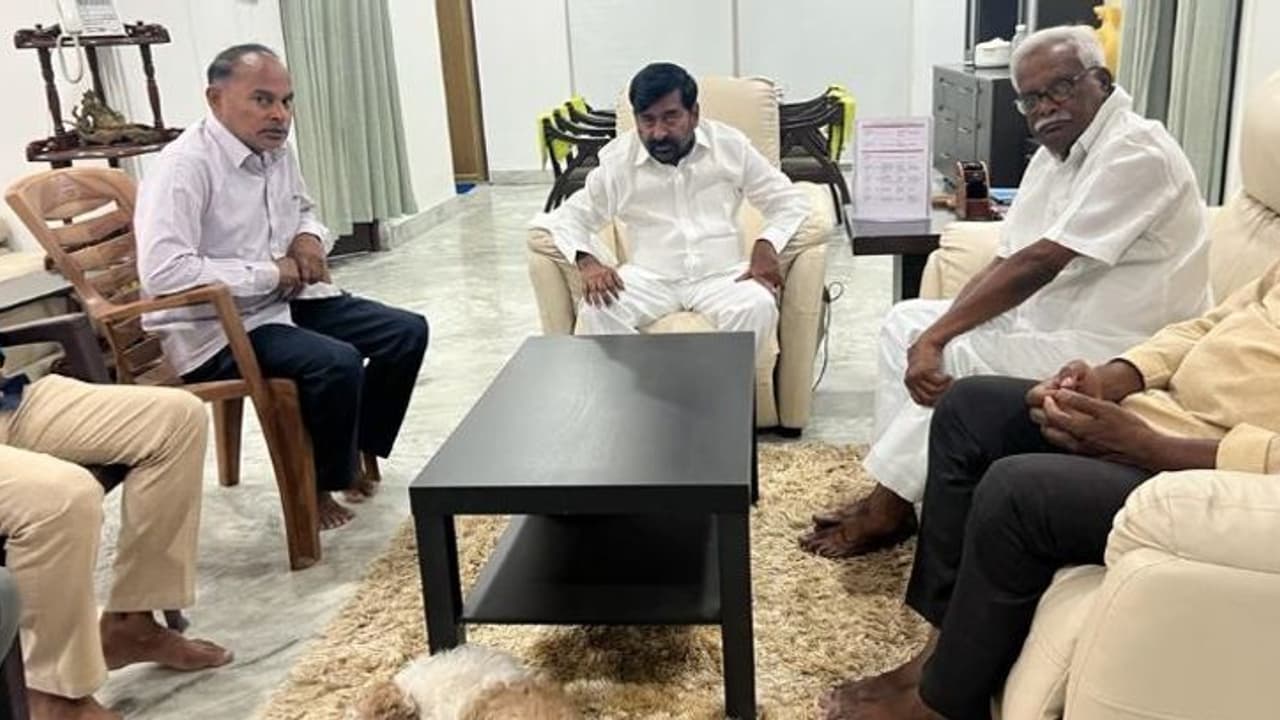 కేసీఆర్ పాలనపై మాజీ మావోయిస్ట్ సత్యం రెడ్డి ప్రశంసలు... మంత్రి జగదీష్ రెడ్డి భేటీ కేసీఆర్ పాలనపై మాజీ మావోయిస్ట్ సత్యం రెడ్డి ప్రశంసలు... మంత్రి జగదీష్ రెడ్డి భేటీ