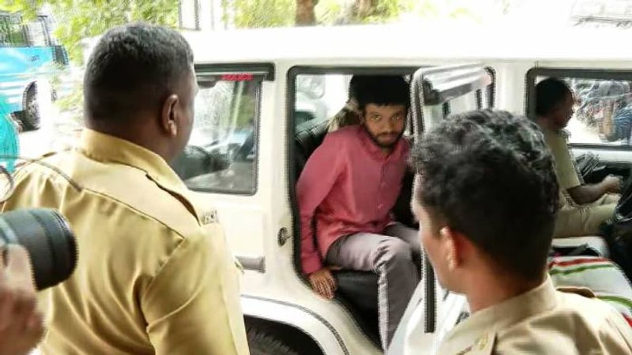 അവണൂർ കൊലപാതകം; മയൂര നാഥനുമായി പൊലീസ് വീട്ടിൽ തെളിവെടുപ്പ് നടത്തി, കോടതിയിൽ ഹാജരാക്കും അവണൂർ കൊലപാതകം; മയൂര നാഥനുമായി പൊലീസ് വീട്ടിൽ തെളിവെടുപ്പ് നടത്തി, കോടതിയിൽ ഹാജരാക്കും