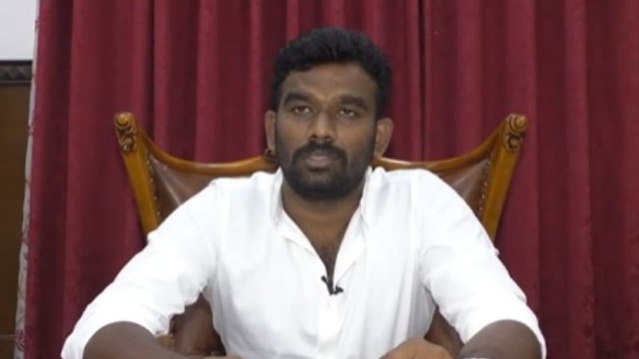 టీడీపీ, వైసీసీ వర్గీయుల మధ్య ఘర్షణ: పరిటాల శ్రీరామ్ పై కేసు టీడీపీ, వైసీసీ వర్గీయుల మధ్య ఘర్షణ: పరిటాల శ్రీరామ్ పై కేసు