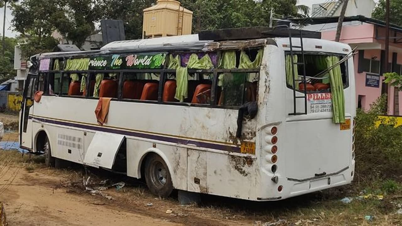 പുന്നപ്രയിൽ ടൂറിസ്റ്റ് ബസ്സ് മറിഞ്ഞ് നിരവധി പേർക്ക് പരിക്ക് പുന്നപ്രയിൽ ടൂറിസ്റ്റ് ബസ്സ് മറിഞ്ഞ് നിരവധി പേർക്ക് പരിക്ക്