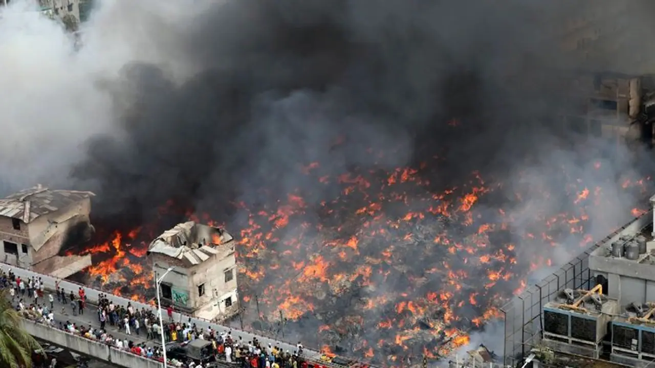 வங்கதேசத்தில் பயங்கர தீவிபத்து... தீக்கிரையான துணிச்சந்தை... பல லட்ச மதிப்பிலான துணிகள் எரிந்து நாசம்!! வங்கதேசத்தில் பயங்கர தீவிபத்து... தீக்கிரையான துணிச்சந்தை... பல லட்ச மதிப்பிலான துணிகள் எரிந்து நாசம்!!