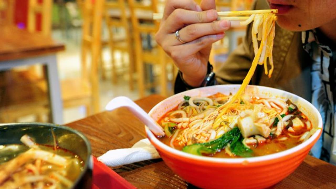 ഭക്ഷണം കഴിക്കുമ്പോള് ഇനി 'നോ' ഫോണ്; തീന്മേശയില് നിന്ന് സ്മാര്ട്ട് ഫോണ് വിലക്കി റെസ്റ്റോറെന്റ് ഭക്ഷണം കഴിക്കുമ്പോള് ഇനി 'നോ' ഫോണ്; തീന്മേശയില് നിന്ന് സ്മാര്ട്ട് ഫോണ് വിലക്കി റെസ്റ്റോറെന്റ്