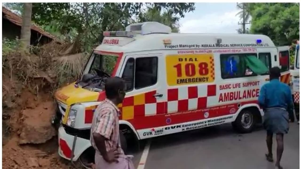 രോഗിയുമായി പോയ ആംബുലൻസ് ബൈക്കുമായി കൂട്ടിയിടിച്ചു; 4 പേര്ക്ക് പരിക്ക് രോഗിയുമായി പോയ ആംബുലൻസ് ബൈക്കുമായി കൂട്ടിയിടിച്ചു; 4 പേര്ക്ക് പരിക്ക്