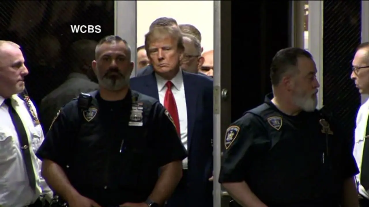 ബന്ധം പുറത്തുപറയാതിരിക്കാൻ പോണ്‍ താരത്തിന് പണം നല്‍കിയ കേസ്; ഡോണള്‍ഡ് ട്രംപ് കോടതിയിൽ കീഴടങ്ങി