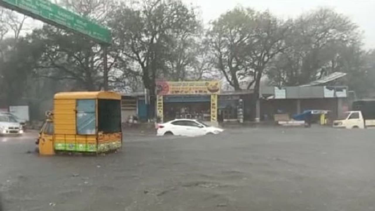 ಬೆಂಗಳೂರಲ್ಲಿ ವರುಣಾರ್ಭಟ: ಪ್ರವಾಹ ಪರಿಸ್ಥಿತಿ, ಕೆರೆಯಂಥಾದ ರಸ್ತೆಗಳು..! ಬೆಂಗಳೂರಲ್ಲಿ ವರುಣಾರ್ಭಟ: ಪ್ರವಾಹ ಪರಿಸ್ಥಿತಿ, ಕೆರೆಯಂಥಾದ ರಸ್ತೆಗಳು..!