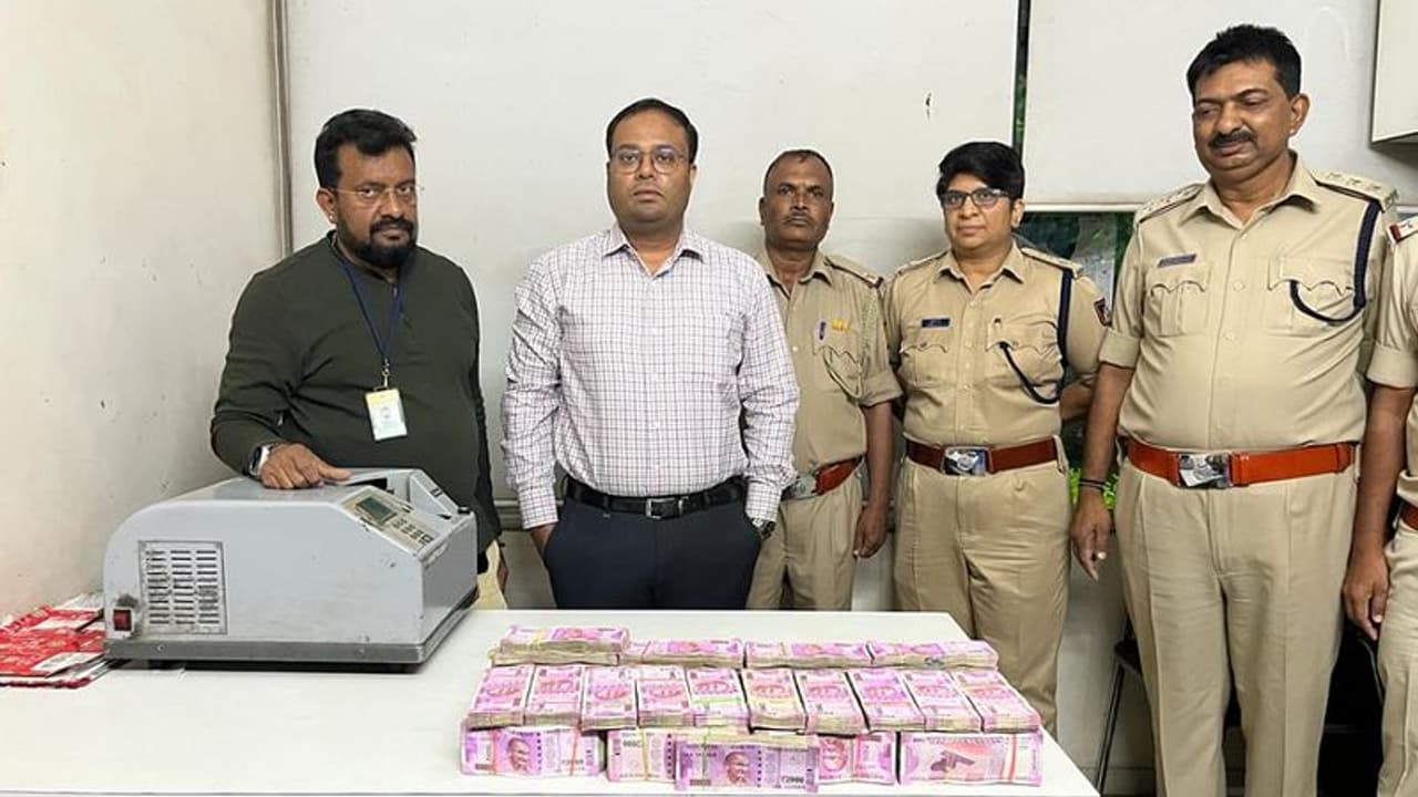 ಬೆಳಗಾವಿ ಪೊಲೀಸರ ಮಹಾಬೇಟೆ: ದಾಖಲೆ ರಹಿತ ಎರಡು ಕೋಟಿ ನಗದು ಜಪ್ತಿ ಬೆಳಗಾವಿ ಪೊಲೀಸರ ಮಹಾಬೇಟೆ: ದಾಖಲೆ ರಹಿತ ಎರಡು ಕೋಟಿ ನಗದು ಜಪ್ತಿ