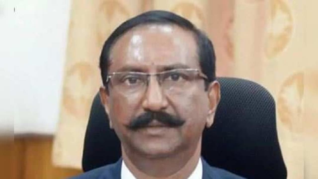 ನಿವೃತ್ತ ಐಎಎಸ್ ಅಧಿಕಾರಿ ಅನಿಲ್ ಕುಮಾರ್ ವಿರುದ್ಧ 1,300 ಕೋಟಿ ಅಕ್ರಮ ಆರೋಪ ನಿವೃತ್ತ ಐಎಎಸ್ ಅಧಿಕಾರಿ ಅನಿಲ್ ಕುಮಾರ್ ವಿರುದ್ಧ 1,300 ಕೋಟಿ ಅಕ್ರಮ ಆರೋಪ