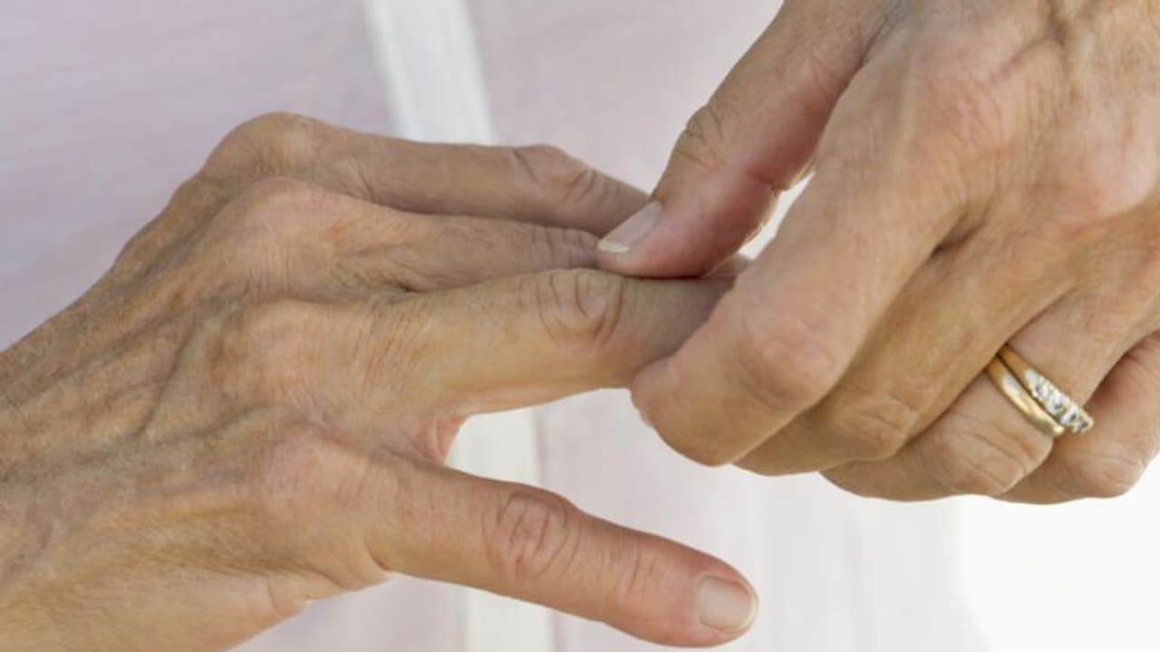 World Parkinson's Day 2023: പാര്‍ക്കിന്‍സണ്‍സ് രോഗം; ഈ അപകട സൂചനകള്‍ തിരിച്ചറിയാം...