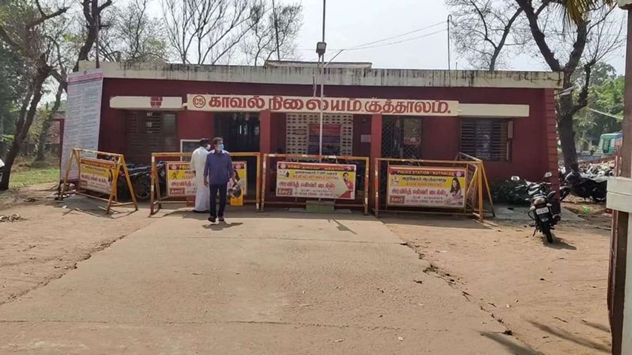 நகைகளை அடகு வைத்து குடித்த காதல் கணவர்; மனமுடைந்த இளம் பெண் விபரீத முடிவு நகைகளை அடகு வைத்து குடித்த காதல் கணவர்; மனமுடைந்த இளம் பெண் விபரீத முடிவு