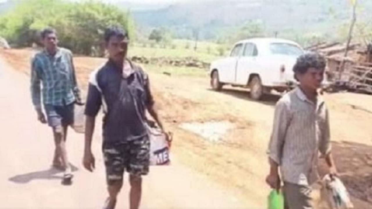 ಹಣವಿಲ್ಲದ್ದಕ್ಕೆ ಬೆಂಗಳೂರಿಂದ ಒಡಿಶಾಗೆ ನಡೆದೇ ಹೋದ ಕಾರ್ಮಿಕರು: 1000 ಕಿ.ಮೀ. ಹೋದವ್ರಿಗೆ ಸ್ಥಳೀಯರ ನೆರವು ಹಣವಿಲ್ಲದ್ದಕ್ಕೆ ಬೆಂಗಳೂರಿಂದ ಒಡಿಶಾಗೆ ನಡೆದೇ ಹೋದ ಕಾರ್ಮಿಕರು: 1000 ಕಿ.ಮೀ. ಹೋದವ್ರಿಗೆ ಸ್ಥಳೀಯರ ನೆರವು