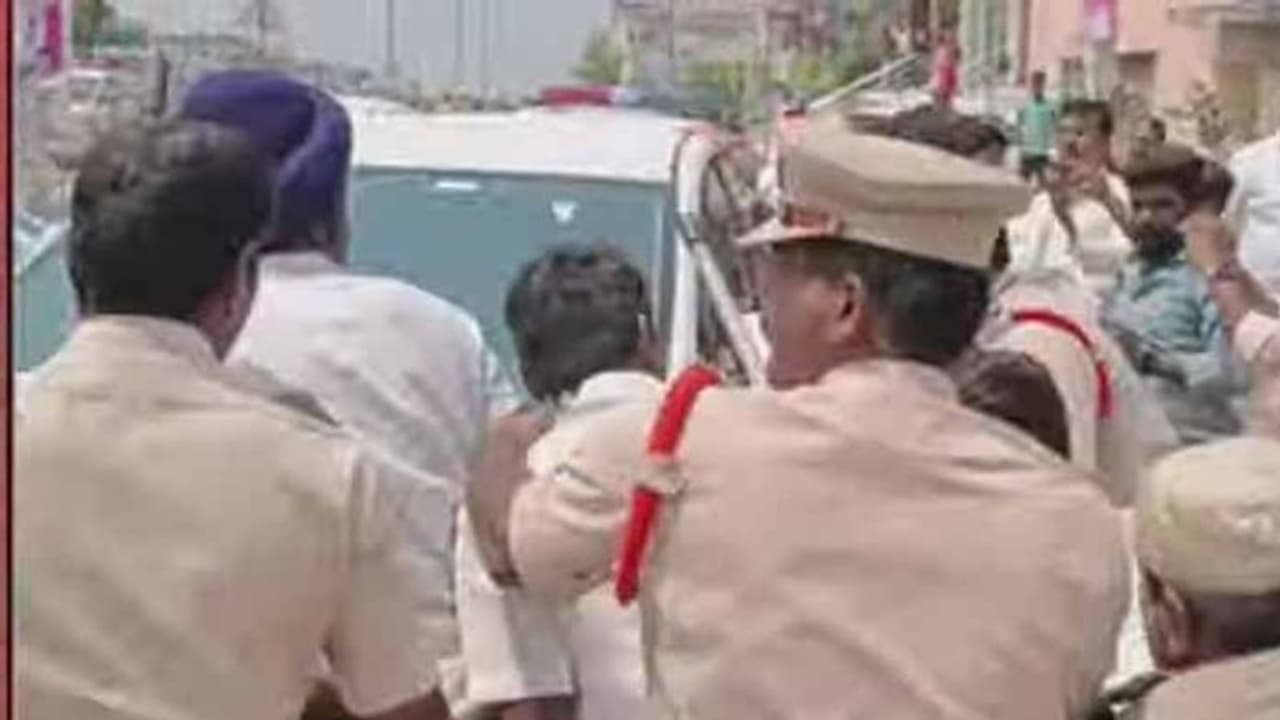 పెంబర్తి వద్ద బండి సంజయ్ ను తరలిస్తున్న కాన్వాయ్ అడ్డగింత: ఉద్రిక్తత పెంబర్తి వద్ద బండి సంజయ్ ను తరలిస్తున్న కాన్వాయ్ అడ్డగింత: ఉద్రిక్తత