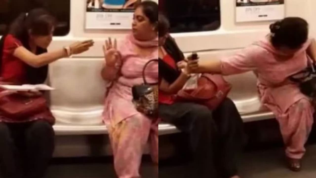 സഹയാത്രികയ്ക്ക് നേരെ കുരുമുളക് സ്പ്രേ പ്രയോഗിച്ച് സ്ത്രീ; വൈറലായി വീഡിയോ സഹയാത്രികയ്ക്ക് നേരെ കുരുമുളക് സ്പ്രേ പ്രയോഗിച്ച് സ്ത്രീ; വൈറലായി വീഡിയോ