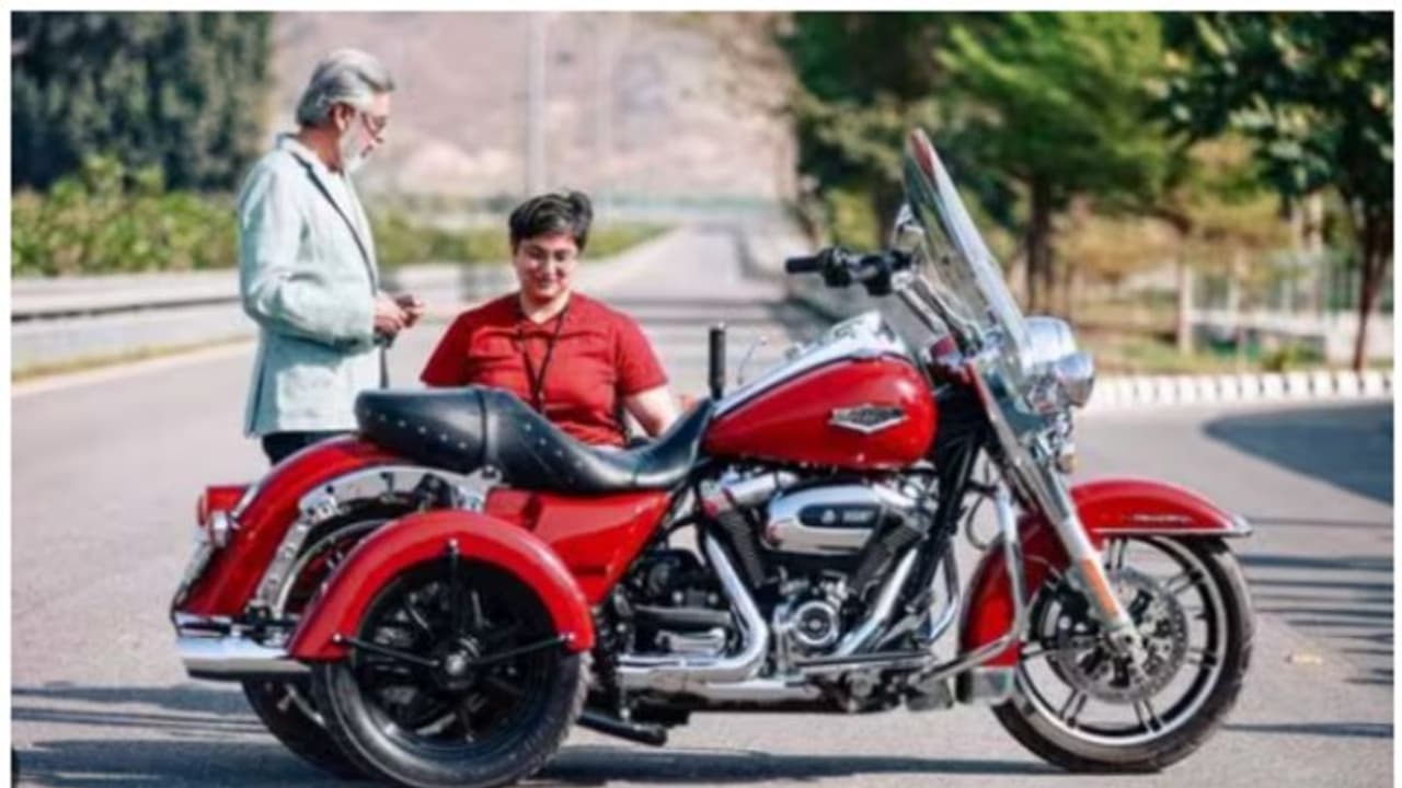 പക്ഷാഘാതം ബാധിച്ച ജീവനക്കാരിക്ക് പ്രത്യേകമായി നിര്മ്മിച്ച ഹാർലി റോഡ് കിംഗ് സമ്മാനിച്ച് ഹീറോ പക്ഷാഘാതം ബാധിച്ച ജീവനക്കാരിക്ക് പ്രത്യേകമായി നിര്മ്മിച്ച ഹാർലി റോഡ് കിംഗ് സമ്മാനിച്ച് ഹീറോ