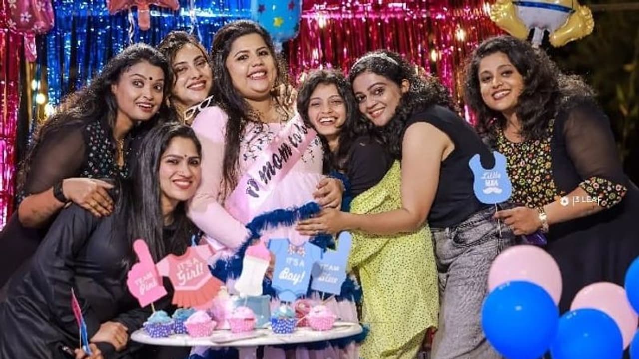 അടുത്ത സുഹൃത്തുക്കൾക്കൊപ്പം ബേബി ഷവർ ആഘോഷമാക്കി സ്നേഹ ശ്രീകുമാർ അടുത്ത സുഹൃത്തുക്കൾക്കൊപ്പം ബേബി ഷവർ ആഘോഷമാക്കി സ്നേഹ ശ്രീകുമാർ