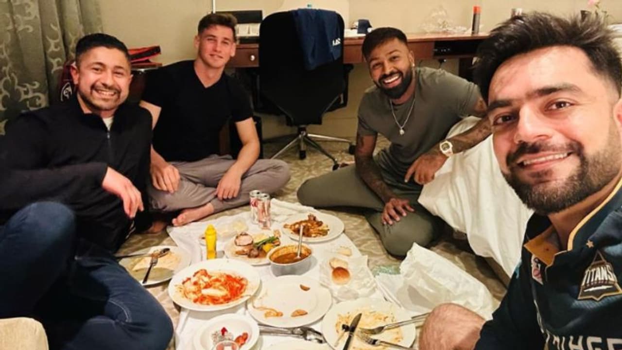 റാഷിദ് ഖാനൊപ്പം നോമ്പ് അത്താഴം പങ്കിട്ട് ഹാര്‍ദിക്; ഹൃദയസ്പര്‍ശിയായ ചിത്രമെന്ന് സോഷ്യല്‍ മീഡിയ