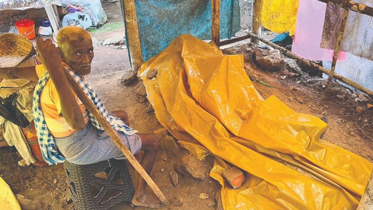 'മരിച്ചിട്ടും വേര്പിരിയാൻ കഴിയാതെ', കാളികാവിൽ 'മകൾക്കുറങ്ങാൻ' അടുക്കളയിൽ ഇടമൊരുക്കി ആദിവാസി കുടുംബം 'മരിച്ചിട്ടും വേര്പിരിയാൻ കഴിയാതെ', കാളികാവിൽ 'മകൾക്കുറങ്ങാൻ' അടുക്കളയിൽ ഇടമൊരുക്കി ആദിവാസി കുടുംബം