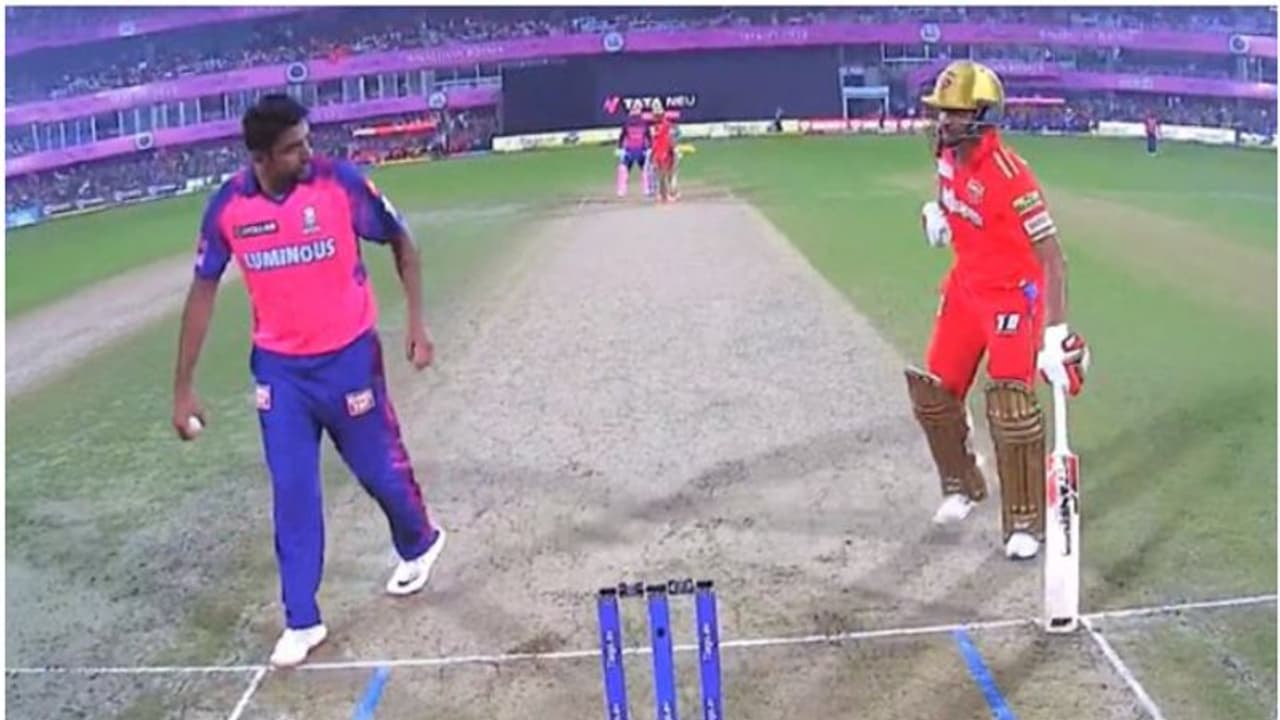 അശ്വിൻ ഒന്ന് പേടിപ്പിച്ചതോ? പന്തെറിയാനെത്തി ഒന്ന് നിന്നു, തിരിഞ്ഞൊരു നോട്ടം; അപ്പോഴേ ധവാൻ അകത്ത് കയറി!