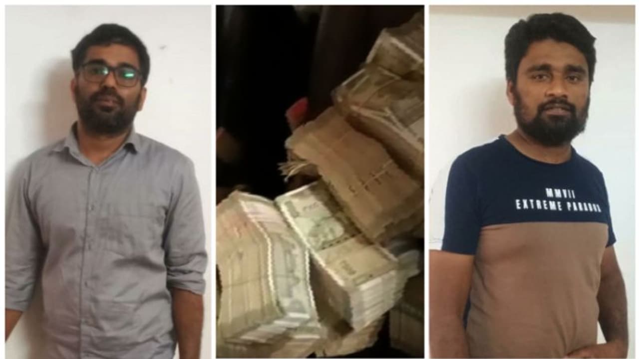 കാറിന്റെ ഹാന്റ് ബ്രേക്കിനടിയിൽ പ്രത്യേക അറ, കോടിയിലേറെ കുഴൽപ്പണം; വളാഞ്ചേരിയിൽ യുവാക്കൾ പിടിയിലായതിങ്ങനെ കാറിന്റെ ഹാന്റ് ബ്രേക്കിനടിയിൽ പ്രത്യേക അറ, കോടിയിലേറെ കുഴൽപ്പണം; വളാഞ്ചേരിയിൽ യുവാക്കൾ പിടിയിലായതിങ്ങനെ