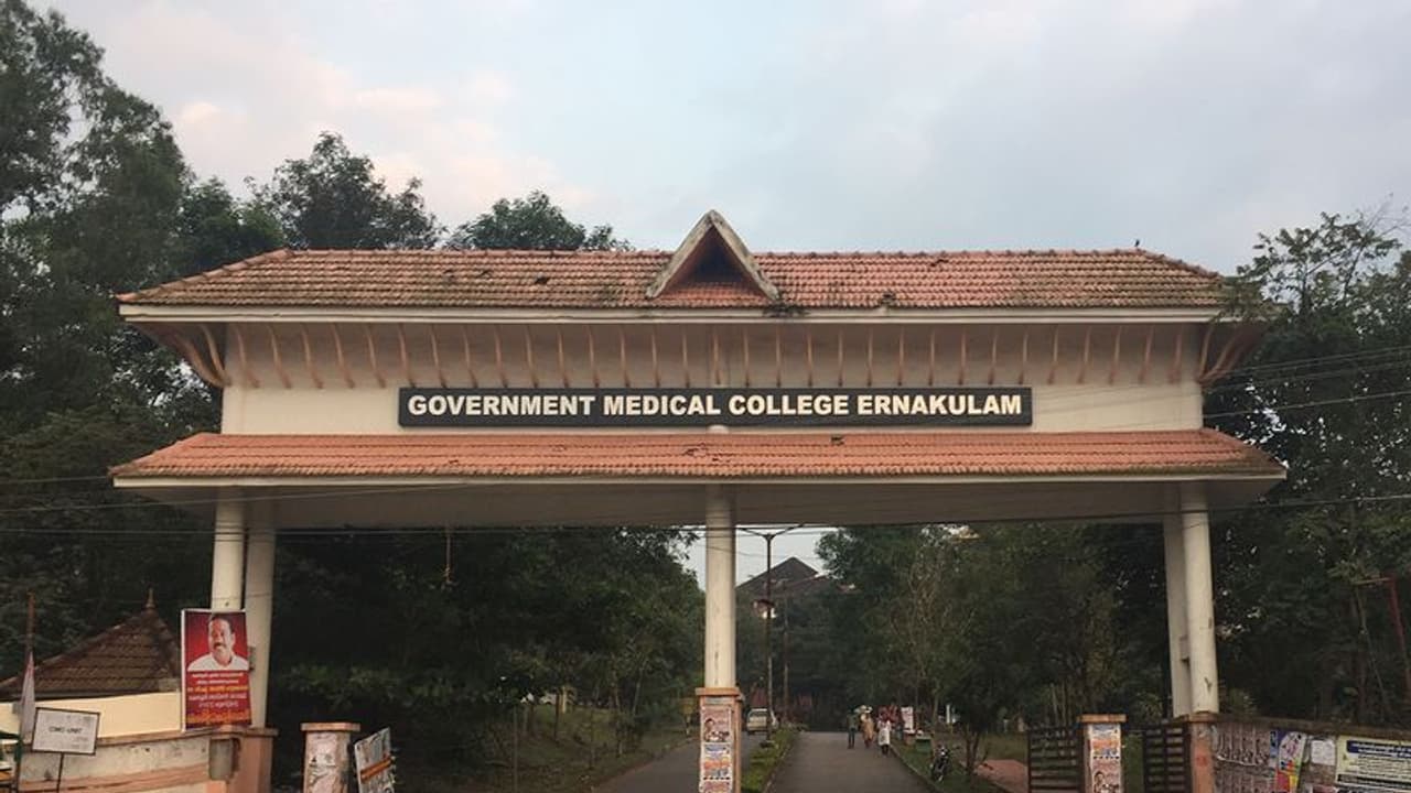 എറണാകുളം കളമശ്ശേരിയിലെ കുഞ്ഞിന്റെ അനധികൃത കൈമാറ്റം; കുഞ്ഞിനെ തൃപ്പൂണിത്തുറ ദമ്പതികൾക്ക് കൈമാറി എറണാകുളം കളമശ്ശേരിയിലെ കുഞ്ഞിന്റെ അനധികൃത കൈമാറ്റം; കുഞ്ഞിനെ തൃപ്പൂണിത്തുറ ദമ്പതികൾക്ക് കൈമാറി