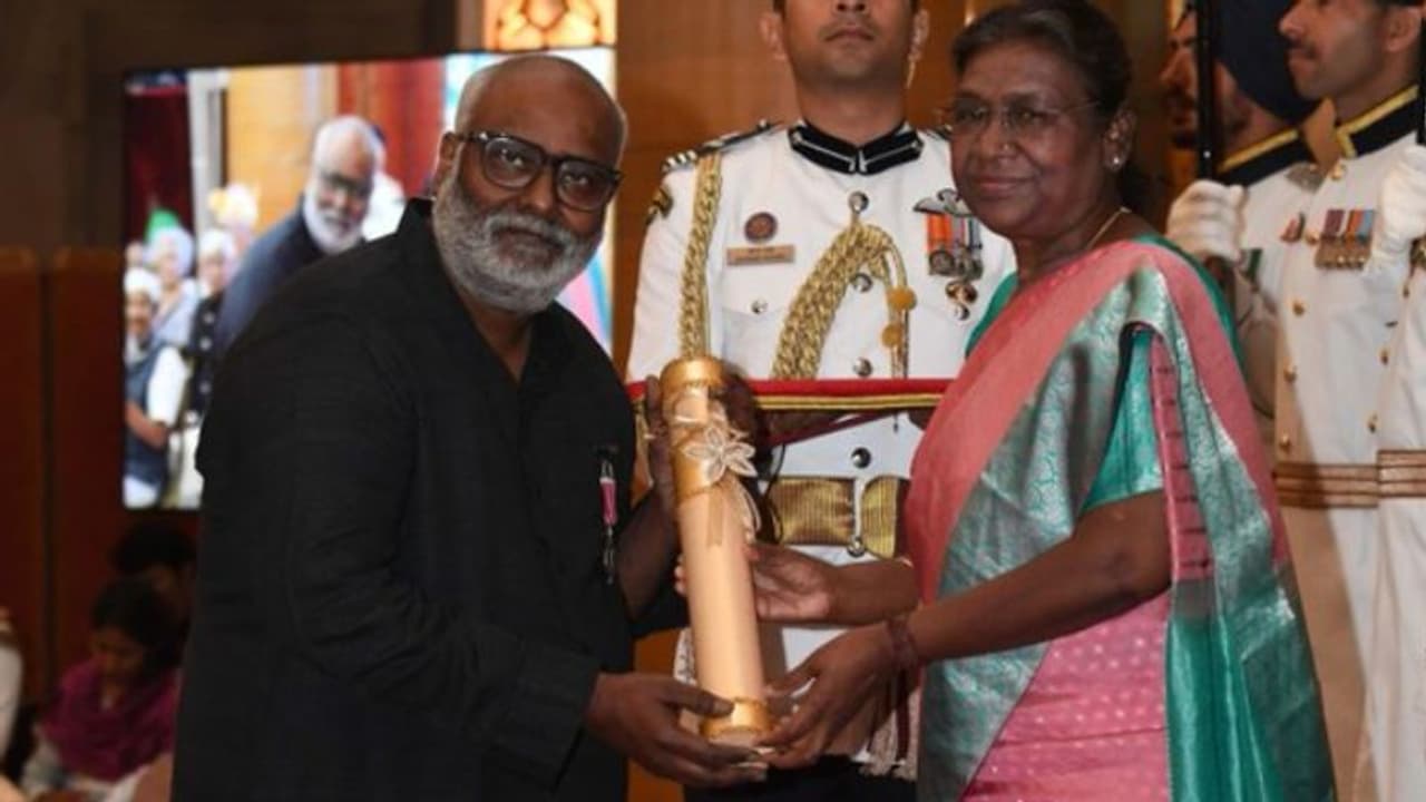 ஆஸ்கர் விருது வென்ற கீரவாணிக்கு பத்மஸ்ரீ விருது குடியரசுத் தலைவர் திரெளபதி முர்மு வழங்கினார்