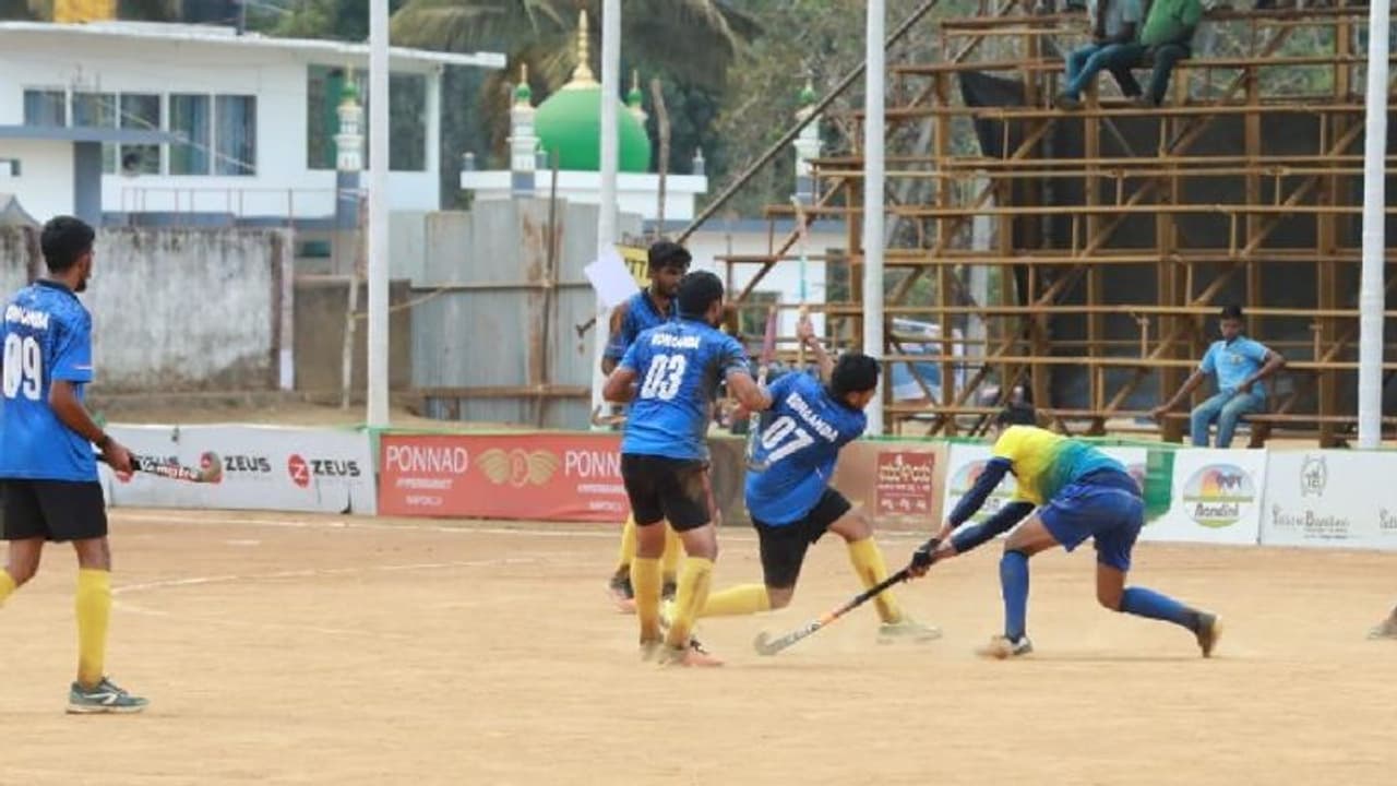 Appachettolanda Hockey Festival: ಅಮ್ಮಣಿಚಂಡ, ಪಳಂಗಂಡ ಕ್ವಾರ್ಟರ್ ಫೈನಲ್ಗೆ ಲಗ್ಗೆ Appachettolanda Hockey Festival: ಅಮ್ಮಣಿಚಂಡ, ಪಳಂಗಂಡ ಕ್ವಾರ್ಟರ್ ಫೈನಲ್ಗೆ ಲಗ್ಗೆ