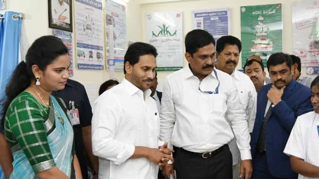 పొత్తులపై ఆధారపడను: ఫ్యామిలీ డాక్టర్ను ప్రారంభించిన జగన్ పొత్తులపై ఆధారపడను: ఫ్యామిలీ డాక్టర్ను ప్రారంభించిన జగన్