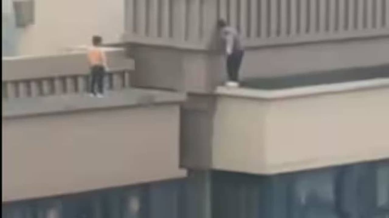 27 നില കെട്ടിടം, ഒന്നിൽ നിന്ന് മറ്റൊന്നിലേക്ക് ചാടി കുട്ടികൾ; വീഡിയോ കണ്ട് ഭയമാകുന്നുവെന്ന് സോഷ്യൽ മീഡിയ