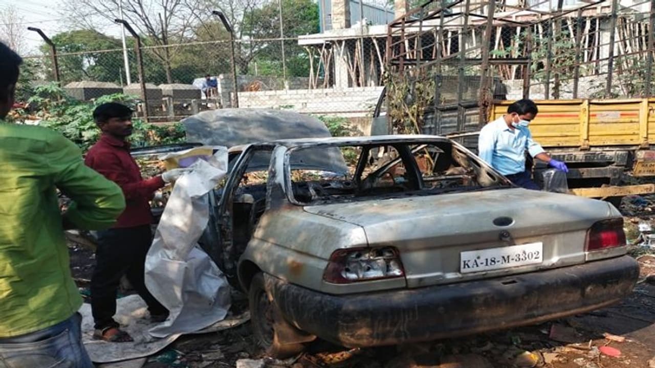 ಬೆಂಗಳೂರು: ಕಾರಿನಲ್ಲಿ ಸಜೀವ ದಹನ, ಒಳ ಉಡುಪಿನಿಂದ ಮೃತ ವ್ಯಕ್ತಿಯ ಗುರುತು ಪತ್ತೆ..! ಬೆಂಗಳೂರು: ಕಾರಿನಲ್ಲಿ ಸಜೀವ ದಹನ, ಒಳ ಉಡುಪಿನಿಂದ ಮೃತ ವ್ಯಕ್ತಿಯ ಗುರುತು ಪತ್ತೆ..!