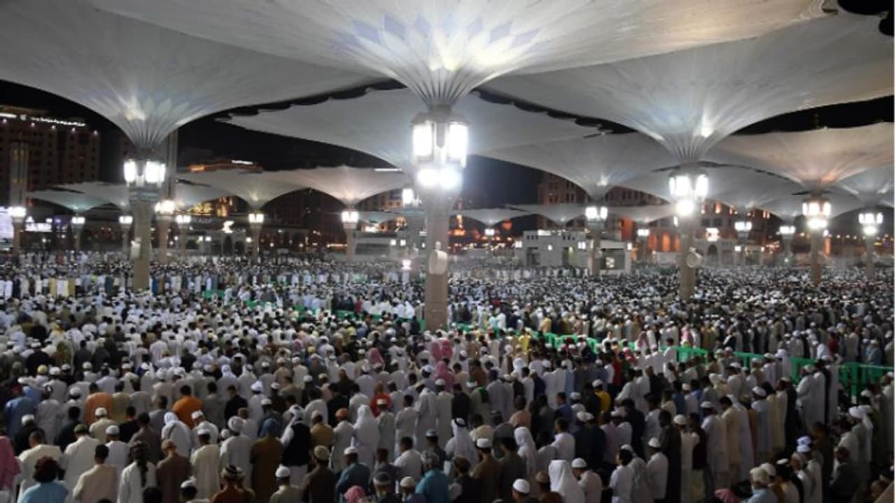 റമദാനിലെ ആദ്യ 10 ദിവസം മദീനയിലെത്തിയത് ഒരു കോടിയിൽ പരം വിശ്വാസികൾ റമദാനിലെ ആദ്യ 10 ദിവസം മദീനയിലെത്തിയത് ഒരു കോടിയിൽ പരം വിശ്വാസികൾ