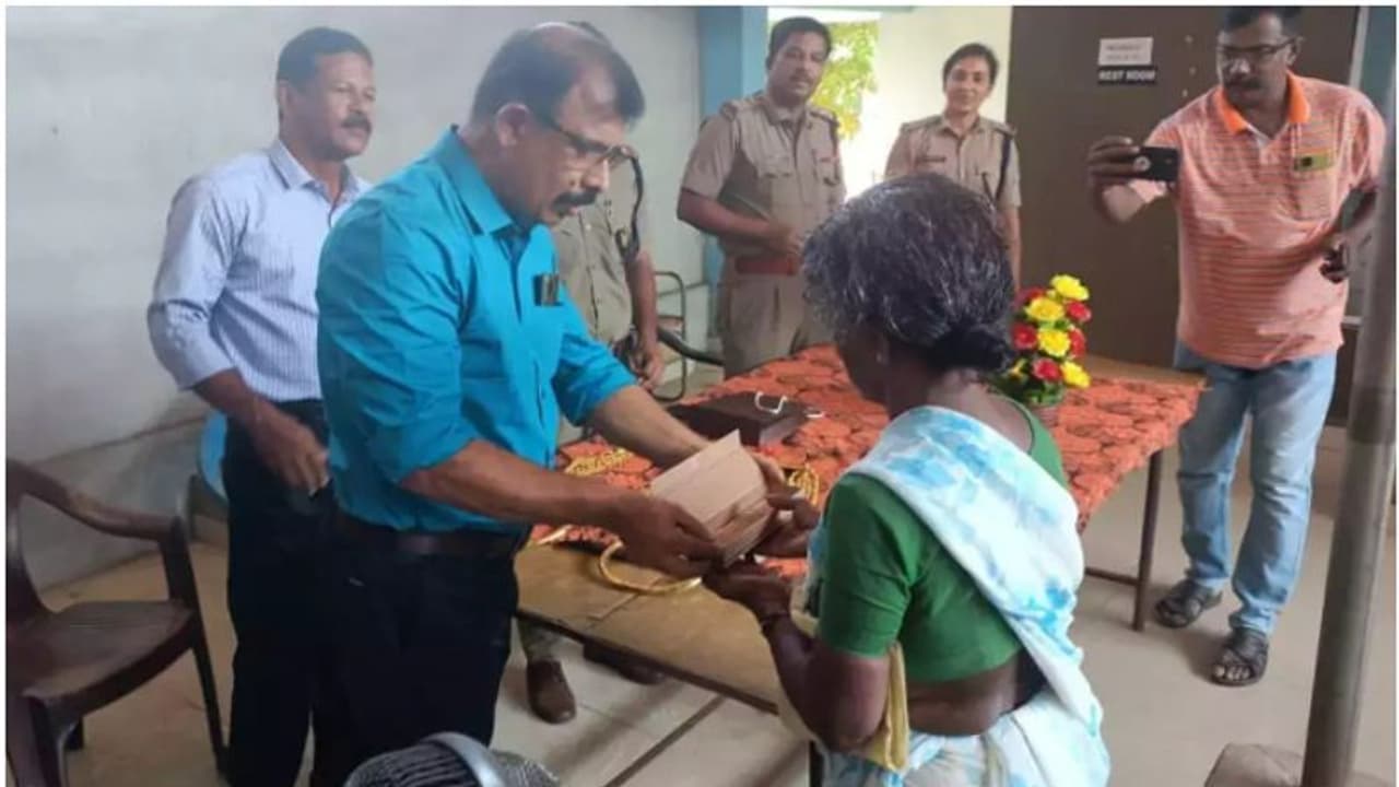 ഒന്നരവർഷം മുന്നേ നഷ്ടമായ 'വിലപിടിച്ച' മാല, സ്റ്റേഷനിൽ കയറിയിറങ്ങി വയോധിക; വിരമിക്കൽ ദിനം എസ്ഐ അവിസ്മരണീയമാക്കി