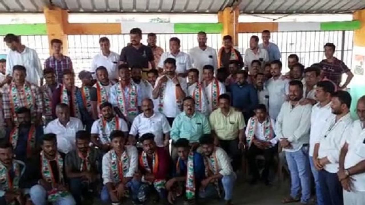 ಜಂಪಿಂಗ್ ಪಾಲಿಟಿಕ್ಸ್: ಬಿಜೆಪಿ, ಜೆಡಿಎಸ್ನಿಂದ ನೂರಾರು ಕಾರ್ಯಕರ್ತರು ಕಾಂಗ್ರೆಸ್ ಸೇರ್ಪಡೆ ಜಂಪಿಂಗ್ ಪಾಲಿಟಿಕ್ಸ್: ಬಿಜೆಪಿ, ಜೆಡಿಎಸ್ನಿಂದ ನೂರಾರು ಕಾರ್ಯಕರ್ತರು ಕಾಂಗ್ರೆಸ್ ಸೇರ್ಪಡೆ