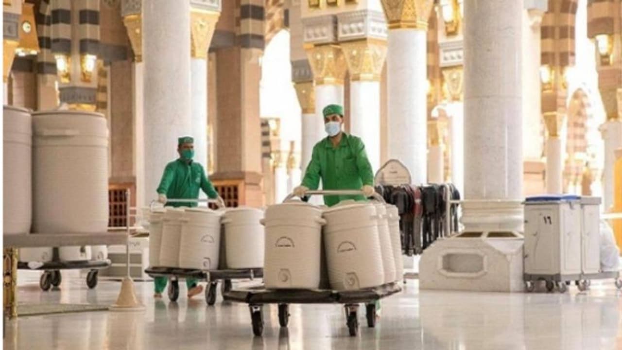 മദീനയിലെ പ്രവാചക പള്ളിയിൽ പ്രതിദിനം വിതരണം ചെയ്യുന്നത് 400 ടൺ സംസം മദീനയിലെ പ്രവാചക പള്ളിയിൽ പ്രതിദിനം വിതരണം ചെയ്യുന്നത് 400 ടൺ സംസം