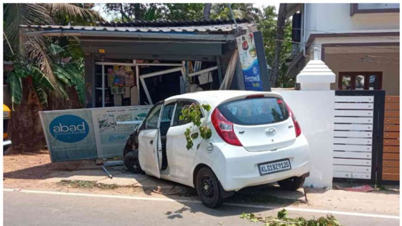 മദ്യപിച്ച് അമിതവേഗതയിൽ കാറോടിച്ചു; വൈദ്യുതി തൂൺ തകർത്ത് കടയിലേക്ക് ഇടിച്ചു കയറി അപകടം മദ്യപിച്ച് അമിതവേഗതയിൽ കാറോടിച്ചു; വൈദ്യുതി തൂൺ തകർത്ത് കടയിലേക്ക് ഇടിച്ചു കയറി അപകടം