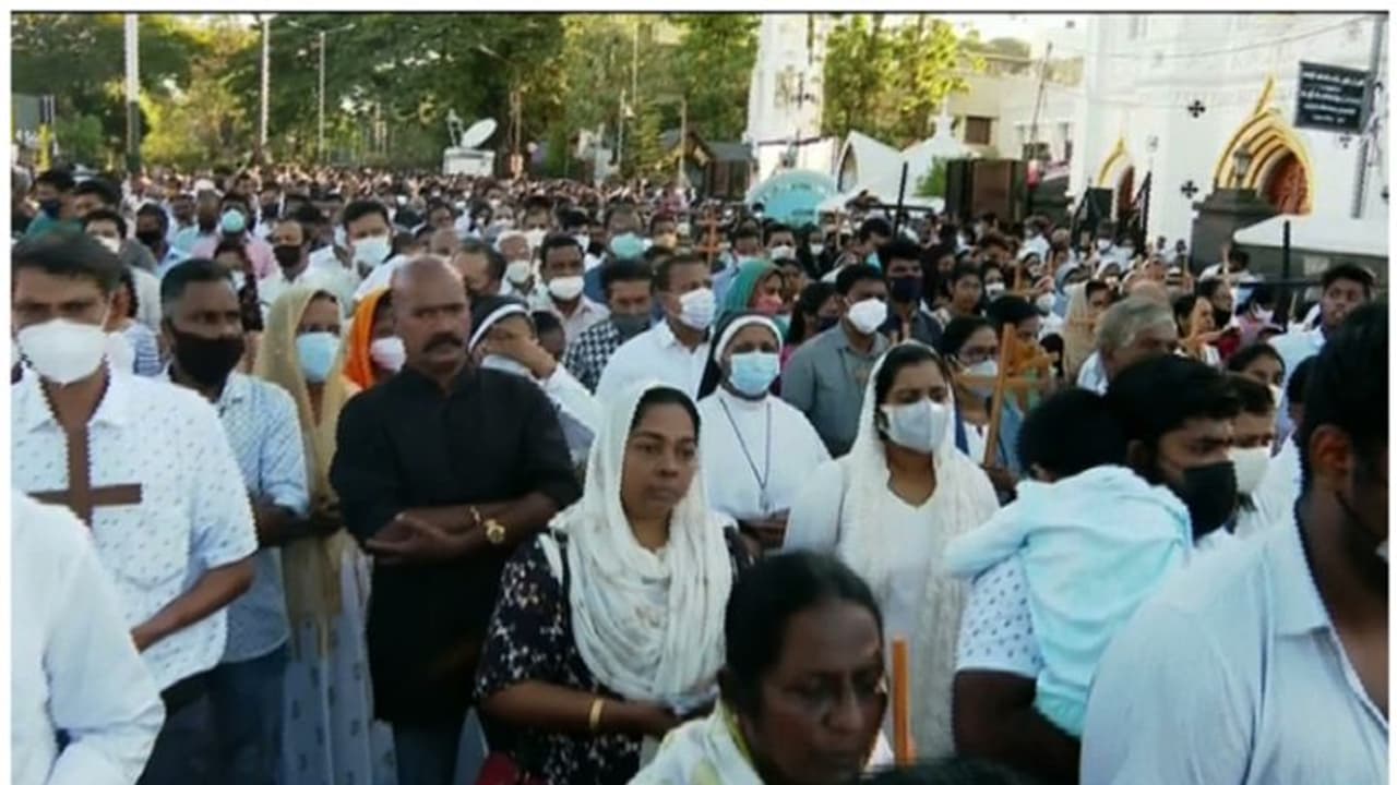 ഇന്ന് ദുഃഖവെള്ളി; ക്രിസ്തുവിന്റെ പീഡാനുഭവ സ്മരണയിൽ ക്രൈസ്തവർ; ദേവാലയങ്ങളിൽ കുരിശിന്റെ വഴി ഇന്ന് ദുഃഖവെള്ളി; ക്രിസ്തുവിന്റെ പീഡാനുഭവ സ്മരണയിൽ ക്രൈസ്തവർ; ദേവാലയങ്ങളിൽ കുരിശിന്റെ വഴി