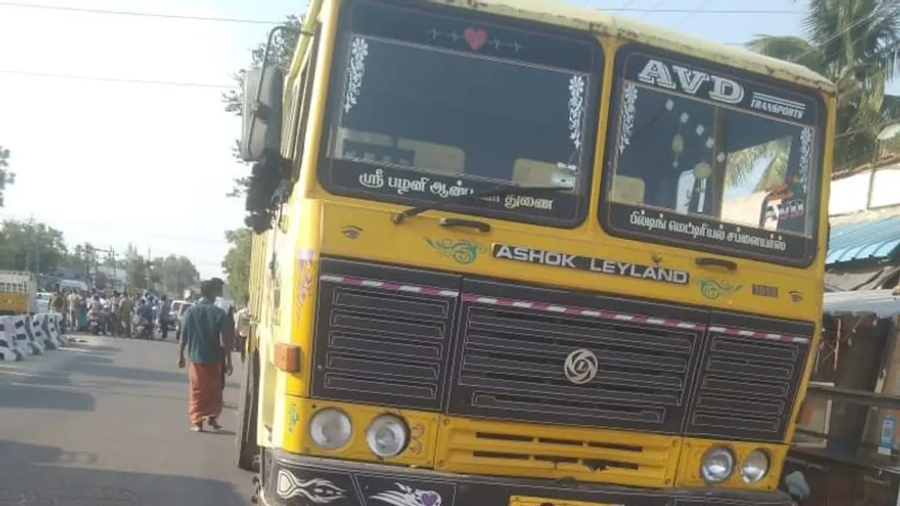 பொதுத்தேர்வு எழுதிவிட்டு வீடு திரும்பிய மாணவி லாரி மோதி சம்பவ இடத்திலேயே பலி பொதுத்தேர்வு எழுதிவிட்டு வீடு திரும்பிய மாணவி லாரி மோதி சம்பவ இடத்திலேயே பலி