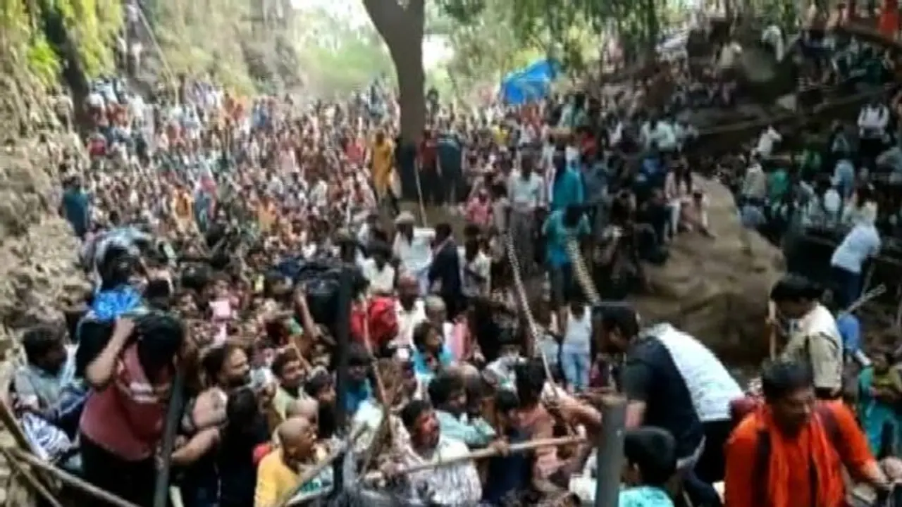 തെലങ്കാനയിൽ തീർത്ഥാടന യാത്രയ്ക്കിടെ വൻ അപകടം; തിക്കിലും തിരക്കിലും പെട്ട് രണ്ട് പേർ മരിച്ചു തെലങ്കാനയിൽ തീർത്ഥാടന യാത്രയ്ക്കിടെ വൻ അപകടം; തിക്കിലും തിരക്കിലും പെട്ട് രണ്ട് പേർ മരിച്ചു