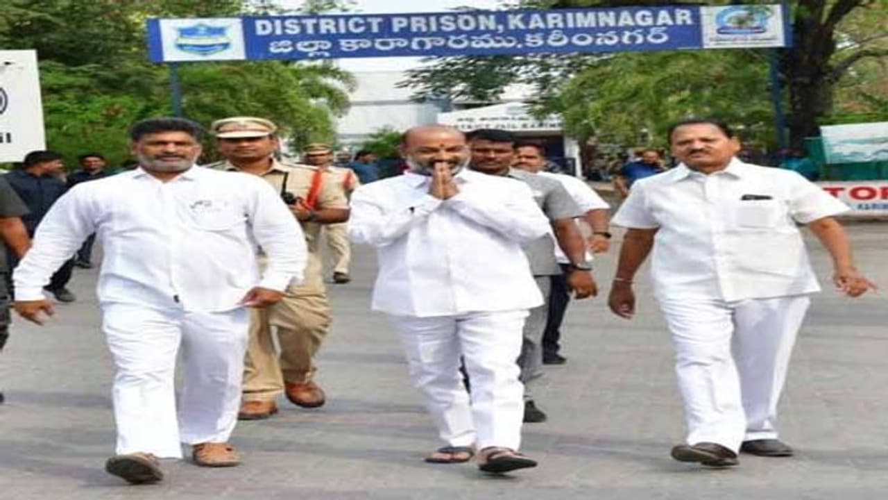 టెన్త్ పేపర్ లీక్ కేసు.. బండి సంజయ్ బెయిల్ రద్దు పిటిషన్ను రిటర్న్ చేసిన కోర్టు.. టెన్త్ పేపర్ లీక్ కేసు.. బండి సంజయ్ బెయిల్ రద్దు పిటిషన్ను రిటర్న్ చేసిన కోర్టు..