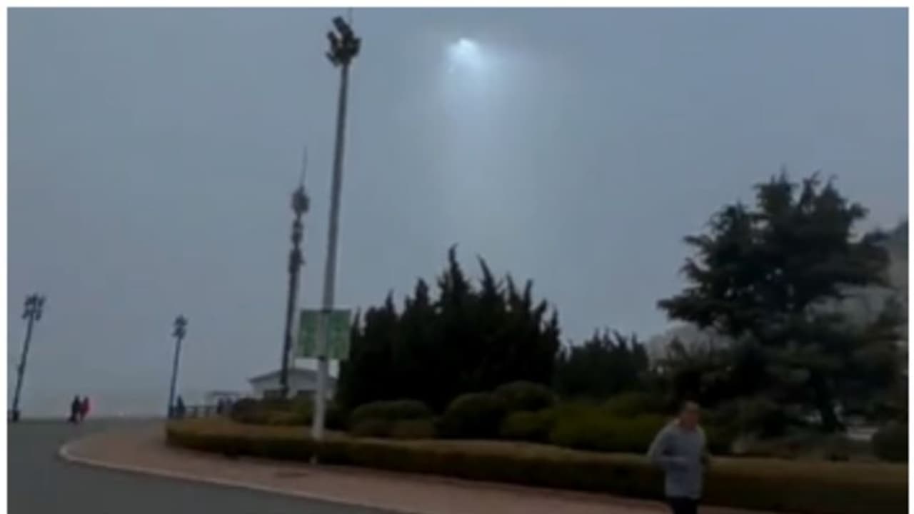 ആകാശത്ത് അജ്ഞാത വെളിച്ചം, അന്യഗ്രഹ ജീവികളുടെ വാഹനമെന്ന് നെറ്റിസണ്‍സ്, വൈറല്‍ വീഡിയോ 