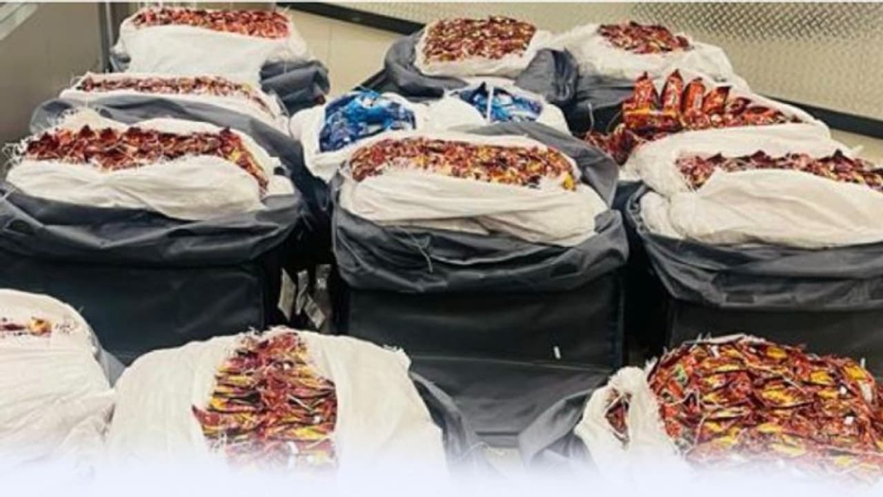 നാട്ടില് നിന്നുവന്ന പ്രവാസിയുടെ ബാഗുകള് നിറയെ പാന്മസാല; വിമാനത്താവളത്തില് പിടിയില് നാട്ടില് നിന്നുവന്ന പ്രവാസിയുടെ ബാഗുകള് നിറയെ പാന്മസാല; വിമാനത്താവളത്തില് പിടിയില്