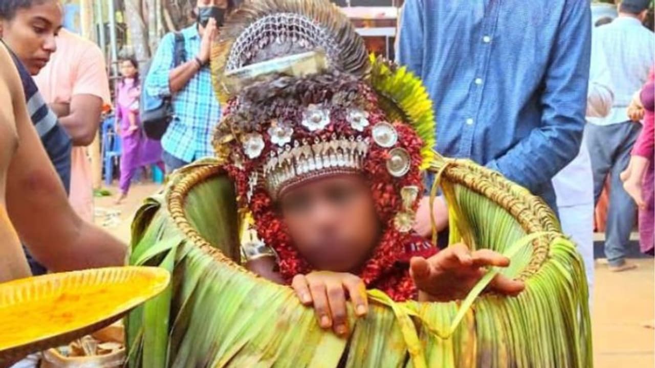 എട്ടാം ക്ലാസ് വിദ്യാർത്ഥി തീ ചാമുണ്ഡി തെയ്യം കെട്ടിയാടിയ സംഭവം; ബാലാവകാശ കമ്മീഷൻ കേസെടുത്തു എട്ടാം ക്ലാസ് വിദ്യാർത്ഥി തീ ചാമുണ്ഡി തെയ്യം കെട്ടിയാടിയ സംഭവം; ബാലാവകാശ കമ്മീഷൻ കേസെടുത്തു