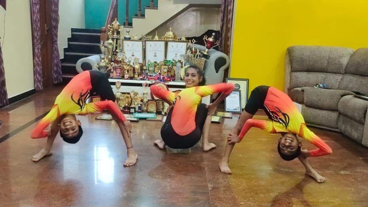 வீடு முழுவதும் கோப்பைகள்.. விருதுகள்.. சான்றிதழ்கள்.. கோவையின் கின்னஸ் சாதனை குடும்பம் வீடு முழுவதும் கோப்பைகள்.. விருதுகள்.. சான்றிதழ்கள்.. கோவையின் கின்னஸ் சாதனை குடும்பம்