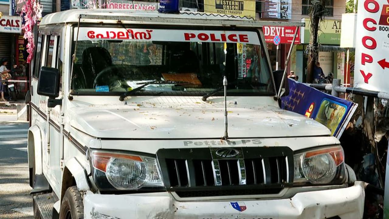 റോഡിലിറങ്ങുമ്പോൾ എന്തൊക്കെ രേഖകൾ വേണം വാഹനത്തിൽ? 15 ദിവസത്തെ സാവകാശം എന്തിനൊക്കെ? പൊലീസ് വിശദീകരിക്കുന്നു