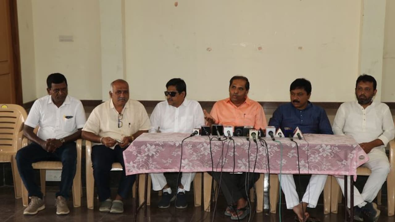 ಸಿದ್ದರಾಮಯ್ಯ ಅಲೆಮಾರಿ ಎಂಬ ಈಶ್ವರಪ್ಪ ಹೇಳಿಕೆ ವಿರುದ್ಧ ಕಾಂಗ್ರೆಸ್ ದೂರು ಸಿದ್ದರಾಮಯ್ಯ ಅಲೆಮಾರಿ ಎಂಬ ಈಶ್ವರಪ್ಪ ಹೇಳಿಕೆ ವಿರುದ್ಧ ಕಾಂಗ್ರೆಸ್ ದೂರು