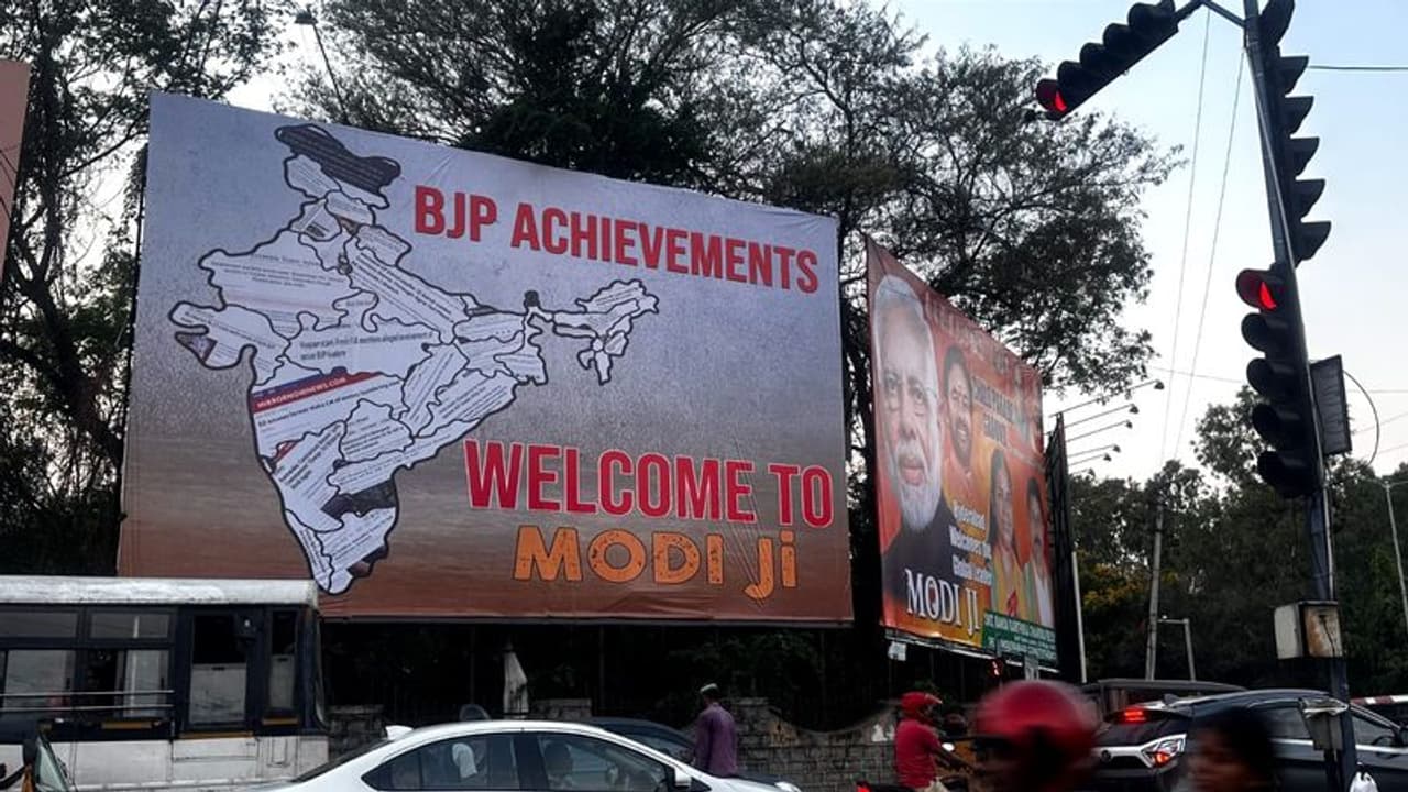 మోడీ పర్యటన : 1000 మంది పోలీసులతో భారీ బందోబస్తు, ఎస్పీజీ ఆధీనంలోకి పరేడ్ గ్రౌండ్స్.. ట్రాఫిక్పై ఆంక్షలు మోడీ పర్యటన : 1000 మంది పోలీసులతో భారీ బందోబస్తు, ఎస్పీజీ ఆధీనంలోకి పరేడ్ గ్రౌండ్స్.. ట్రాఫిక్పై ఆంక్షలు