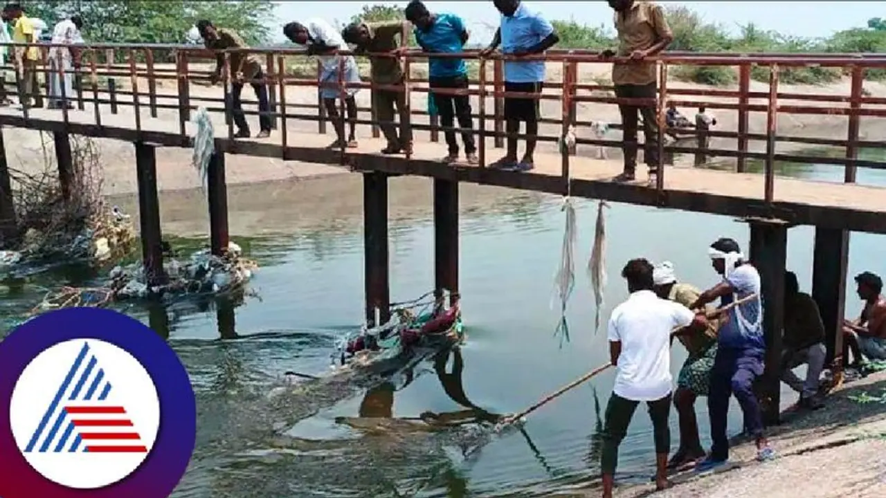ರಾಯಚೂರು: ಕಾಲುವೆ ನೀರಿನಲ್ಲಿ ಜಾರಿಬಿದ್ದ ಪೌರ ಕಾರ್ಮಿಕ ನಾಪತ್ತೆ ರಾಯಚೂರು: ಕಾಲುವೆ ನೀರಿನಲ್ಲಿ ಜಾರಿಬಿದ್ದ ಪೌರ ಕಾರ್ಮಿಕ ನಾಪತ್ತೆ