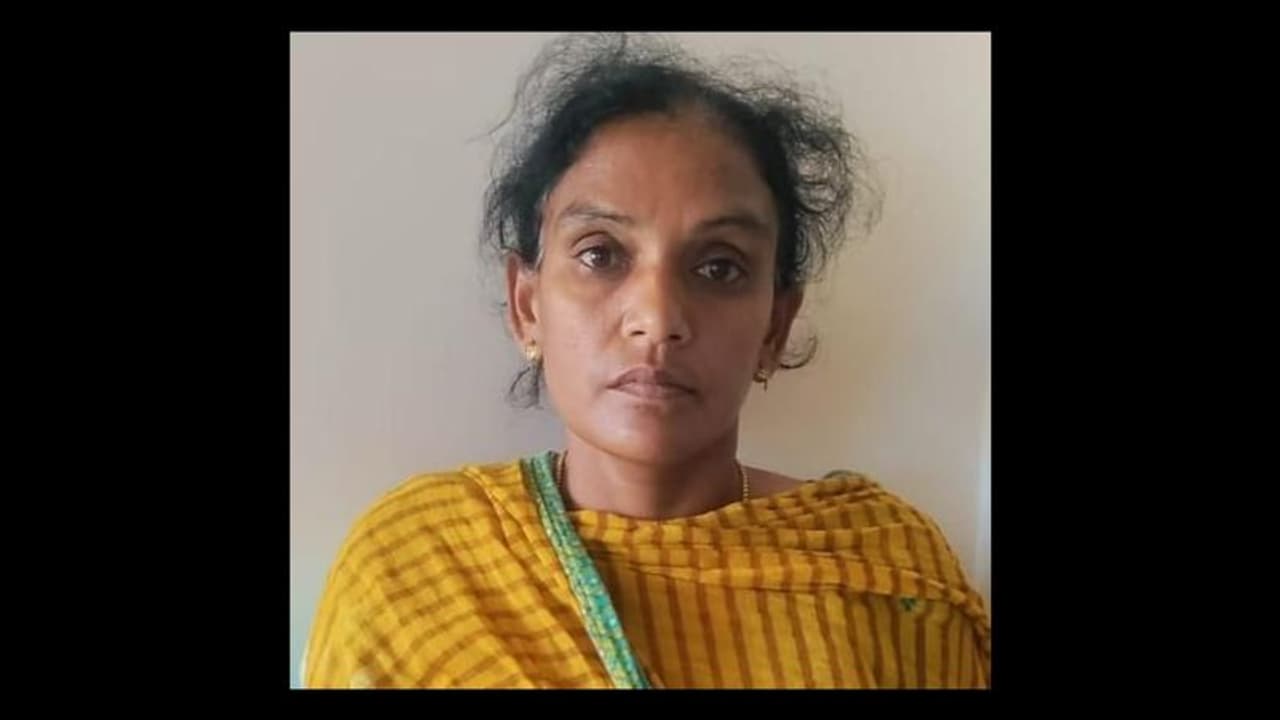 கள்ளக்காதலை தட்டிக்கேட்ட கணவனை கட்டையால் அடித்து கொன்றுவிட்டு நாடகமாடிய பெண் கைது கள்ளக்காதலை தட்டிக்கேட்ட கணவனை கட்டையால் அடித்து கொன்றுவிட்டு நாடகமாடிய பெண் கைது