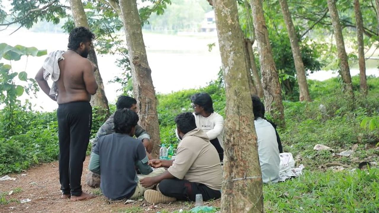 கஞ்சா போதையில் பெண்களிடம் ஆபாச வார்த்தைகளில் வசை பாடிய இளைஞர்கள் விரட்டியடிப்பு கஞ்சா போதையில் பெண்களிடம் ஆபாச வார்த்தைகளில் வசை பாடிய இளைஞர்கள் விரட்டியடிப்பு