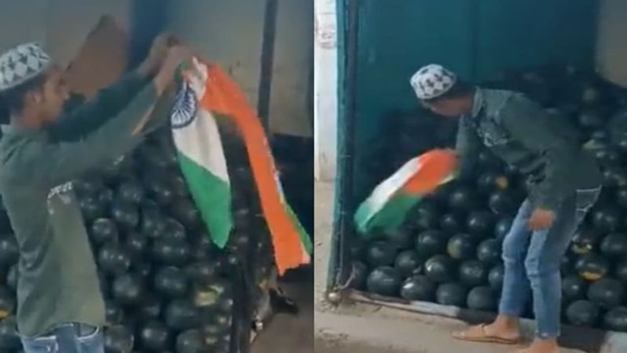 జాతీయ జెండాకు ఘోర అవమానం.. పుచ్చకాయపై దుమ్మును శుభ్రం చేసేందుకు వినియోగం.. వైరల్ వీడియో..!! జాతీయ జెండాకు ఘోర అవమానం.. పుచ్చకాయపై దుమ్మును శుభ్రం చేసేందుకు వినియోగం.. వైరల్ వీడియో..!!