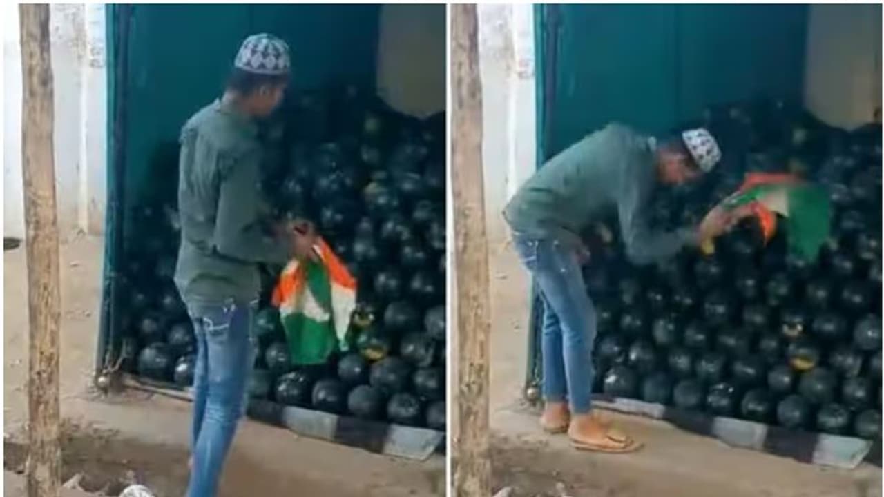 ദേശീയപതാക ഉപയോഗിച്ച് പഴങ്ങളിലെ പൊടി തട്ടി, അപമാനിച്ച് യുവാവ്; വീഡിയോയില് അന്വേഷണം ദേശീയപതാക ഉപയോഗിച്ച് പഴങ്ങളിലെ പൊടി തട്ടി, അപമാനിച്ച് യുവാവ്; വീഡിയോയില് അന്വേഷണം